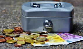 Доллар укрепился к тенге: актуальные курсы валют на 17 января