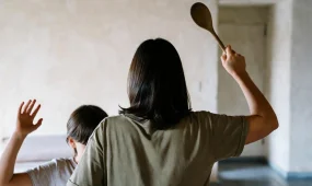 В Шымкенте мать подозревается в систематическом насилии над детьми