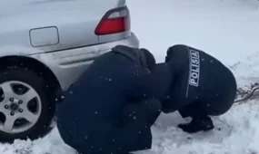 Қолайсыз ауа райы: Түркістан облысында полицейлер жолаушыларға үздіксіз көмек көрсетуде