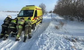 Жедел жәрдем көлігі қар құрсауында қалды
