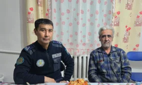 Ақтөбе облысында патрульдік полицей аязда қалған шетелдік жүргізушіге көмек көрсетті