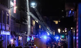 Гости с юбиляром провалились сквозь пол на вечеринке в Париже