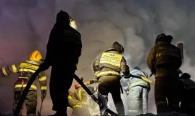 Шаг до взрыва: спасатели МЧС вынесли газовые баллоны из горящего дома в Астане