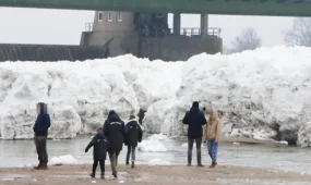 Гамбургте Эльбада алып мұз таулар үйіліп қалды