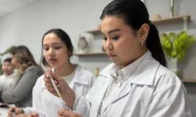 Студенттер мен оқушылар әтір өндіреді