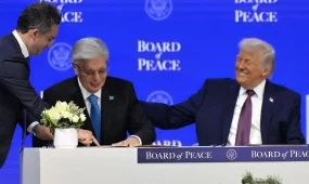 Студент ұшақ бортында жолаушының өмірін сақтап қалды