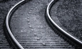 Третья железнодорожная авария за неделю в Испании: пригородный поезд столкнулся с краном