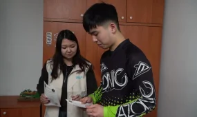 Запрещенные вещества искали в костанайском общежитии волонтеры «Жастар рухы» и полицейские