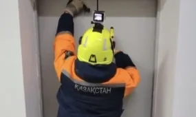 Спасатели вызволили людей из застрявшего лифта в Астане