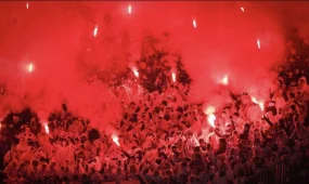 Камни, пиротехника и крышка люка: 64 полицейских ранены на дерби в Германии