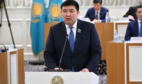 Е.Бейсенбаев Құрылтайда фракция өкілдерінен тең құралатын комиссия құруды ұсынды