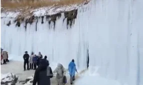Замёрзший водопад в Мангистау поразил казахстанцев своей красотой