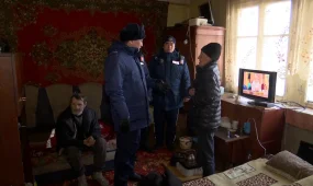 "Я вам не скажу, что я постоянно пьяный" - полицейские Актобе вышли в рейд по сомнительным квартирам