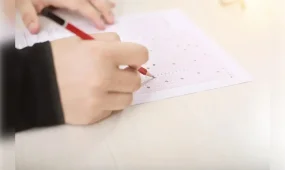 Ақтөбеде мұғалім оқушыларын ҰБТ-дан өткізіп беремін деп әрқайсысынан 560 мың теңге алып отырған