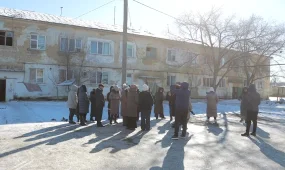 Атырауда салынғанына 70 жылдан асқан екі қабатты тұрғын үй құлауға шақ тұр