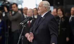 Лукашенко предложил женщинам заменить косметику лопатой