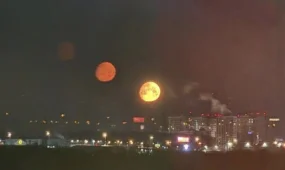 В небе заметили сразу три Луны: редкий феномен попал в объективы камер