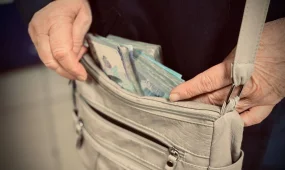 Зейнеткер алаяқтарға 3 млн теңгеге жуық қаржысын аударып жібере жаздады