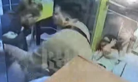 Алматыда ер адам көпшіліктің көзінше бөтен бойжеткенке қол жұмсады
