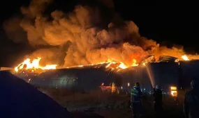 Крупный пожар с угрозой взрыва произошел в промзоне Сатпаева