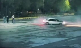 Шымкентте дрифт жасаған жүргізуші 10 тәулікке қамалды