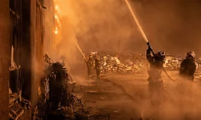 Сильный пожар в Семее: горит пилорама с древесиной