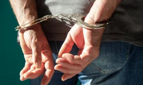Әйеліне шабуыл жасаған қарулы ер адам ұсталды