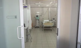 Жағдайы ауыр: Алматыда жол жиегінде отырған екі баланы көлік қағып, қашып кеткен
