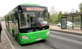 На переполненные автобусы и долгое ожидание на остановках жалуются жители Алматы