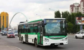 Автобус ішіне насыбай қалдығын түкірген жолаушысы 10 тәулікке қамалды