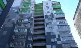 Оралда екі жасөспірім көпқабатты үйдің төбесінен құлап, мерт болды