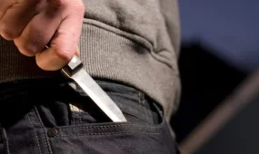 Автобуста пышақ сермеп, жолаушыларды қорқытқан ер адам 12 тәулікке қамалды