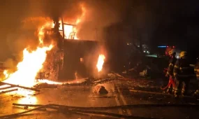 Жүк көлігі мен автобус соқтығысып, 28 адам қаза тапты