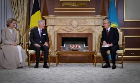 Әуежай залында Қазақстан Президенті құрметті қонақтармен аз-кем әңгімелесті
