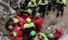 Спелеолога спасли после 27 часов под завалами в пещере