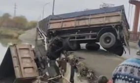 Петропавлда КамАЗ өзенге құлап кете жаздады