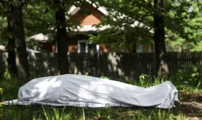 42-летнего мужчину застрелили возле собственного дома, убийц разыскивает полиция