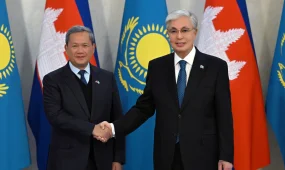 Мемлекет басшысы Қасым-Жомарт Тоқаев пен Камбоджа Премьер-министрі Хун Манет шағын құрамда келіссөз жүргізді
