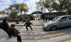 Ақтауда жаяу жүргіншілер жолағынан өтіп бара жатқан 11 жастағы оқушыны көлік қағып кетті