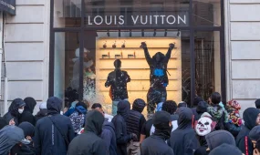 Участники беспорядков разграбили магазины Louis Vuitton и Dior во Франции