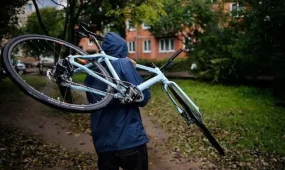 Мужчина и женщина пять дней воровали велосипеды в Караганде (ВИДЕО)