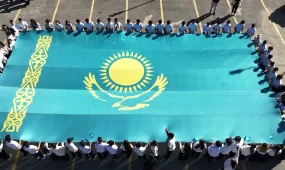Алматыда 500-ге жуық жас көк туды желбіретіп, Әнұранды бірге шырқады