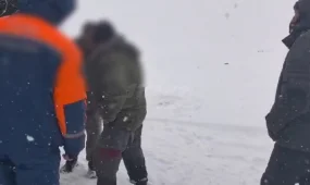 Электр желісін жөндейтін жеті қызметкер қар құрсауында қалып қойды
