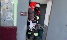Пятерых детей спасли из горящей многоэтажки в Караганде (ВИДЕО)