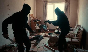 Трое мужчин ворвались в квартиру и ранили хозяина ножом и из пистолета