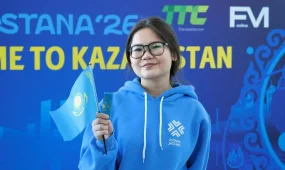 Туристам в аэропорту Астаны вручили шоколад и флаги Казахстана ко Дню Республики