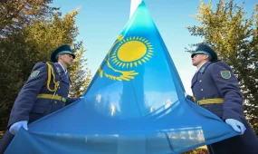 Президент принял участие в церемонии поднятия Государственного флага