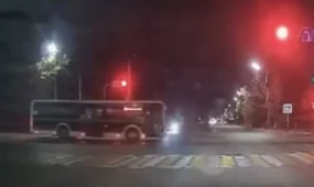 Человек погиб при столкновении легковушки и полного автобуса в Костанае