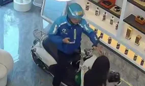Курьер въехал на скутере в бутик Chanel ради подарка девушке (ВИДЕО)