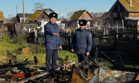 Петропавлда полицейлер жанып жатқан үйден ер адамды құтқарып қалды